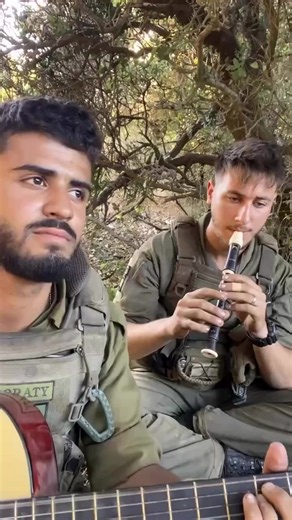 🇮🇱✡️ Um soldado das Forças de Defesa de Israel canta “Adon HaSelichot” — uma das mais belas orações de perdão do período de Selichot. Nos dias que antecedem Rosh Hashaná e Yom Kippur, o povo judeu se volta a Deus em arrependimento, oração e esperança. 🙏 Adon HaSelichot — Senhor do perdão. עם ישראל חי 🇮🇱