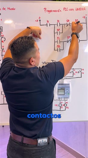 ¡Quedan pocos días para iniciar la Semana de la Automatización! Comenta SEMANA para unirte a nuestras capacitaciones completamente gratis. ______________ ¿Se puede pasar de lógica cableada a lógica programable con PLC? Es uno de los pasos más importantes en la modernización de cualquier sistema industrial. En la lógica cableada, todas las funciones dependen de relés, contactores y conexiones físicas; si algo cambia, hay que modificar el cableado. En cambio, con un PLC, toda esa lógica se represe