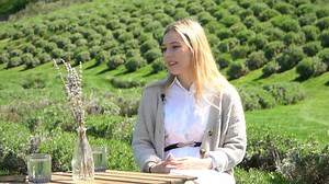 V tokratnem pogovoru na Štajerska sivka gostimo eno od najobetavnejših mladih kuharic – Kajo Naveršnik! 👩‍🍳 Nocoj ob 20.00 na BK TV. Kaja je letos očarala Slovenijo s svojo prisotnostjo v šovu MasterChef Slovenija, a njena pot v kulinariki se ne konča tam. Dela kot mlada gospodinja na turistični kmetiji Kovačnik v Framu, kjer združuje ljubezen do lokalnih sestavin in hrane. Pri Kovačniku Farm Stay | BK TV