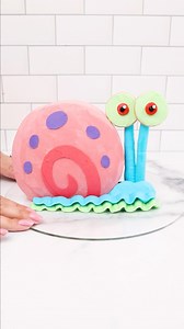 Meow 🐌🐌🐌🐌🐌This cake was stressful to make 😅 I had no idea if my plan of sticking pocky sticks into a milky way, and then attaching oreo thins to the top of the pocky sticks was going to work or be a total disaster. But it worked!!! Obv can’t cut into him yet 🥹 This is a 6in cake, and I made the stencil on my cricut!•••#gary #spongebob #garycake #snail #cake #spongebobcake #spongebobparty #cakedecorating #lindseybakedthis | Lindsey Baked This