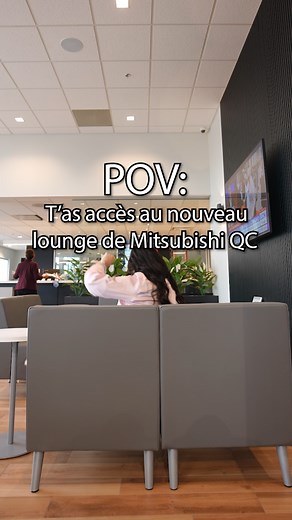 Quand tu découvres notre nouveau lounge... 😴☕ Pis là, tu comprends pourquoi on a mis des sofas si confortables! Notre nouveau coin détente, il est fait pour que tu te sentes chez vous pendant qu'on prépare ta nouvelle voiture! ☕ Café gratuit à volonté 🛋️ Sofas 🔌 Prises électriques les travailleurs 📶 WiFi rapide 📺 Télévision Résultat : Tu risques de pas vouloir repartir! 😂 #MitsubishiQuebec #ServiceClient #StFoy | Quebec Mitsubishi