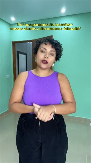 Rebeca Café on Instagram: "Parar de ensinar a tabuada tem um preço: nossas crianças estão crescendo sem entender o básico da matemática. A memorização não é inimiga do aprendizado — é parte essencial dele. Estamos formando uma geração de analfabetos matemáticos? 📌O livro que mostrei tem diversas atividades de multiplicação do 1 ao 10, comprei na @shopee_br 📌 Se quiserem o arquivo da brincadeira do papel, comentem aqui que monto um arquivo e posto para vocês ✨ #matemática #pedagogia #anosinicia
