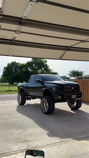 Bagged 1500 😉🤫 #liftedtrucks #mopar #draztik #ramtrucks #trucks #liftedbaggedtrucks #dallasdroppedtrucks #truckporn #turkeydrag2025 | Miguel Valerio