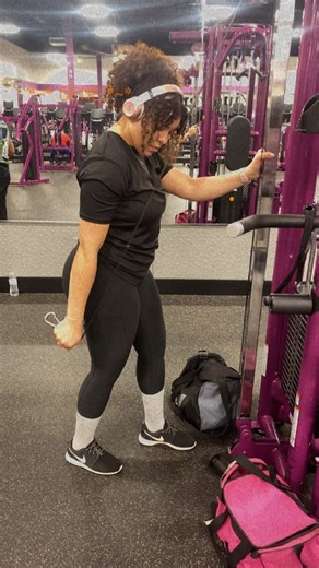 *Lets get our work out in 💪 P.s please ignore my spaghetti arms, Im working on them 😂 . . . . #motivation #gym #workout #workoutmotivation #workouttime #gymmotivation