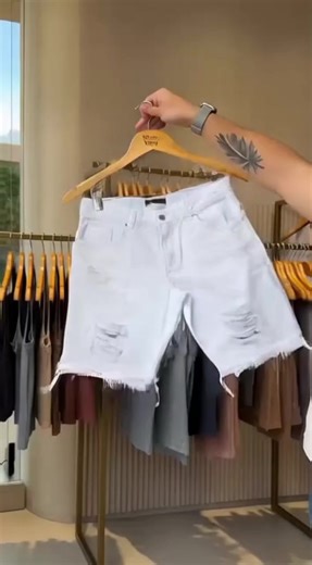 Kit com 2 bermudas jeans masculinas estilo destroyed (preta e branca). 🔥 Perfeitas para quem quer andar no estilo e com conforto no dia a dia. Modelagem moderna, tecido resistente e acabamento rasgado que deixa o look mais estiloso. Ideal para combinar com camisetas e tênis para um visual casual e atual. 😎👖 #KitBermuda #ModaMasculina #BermudaJeans #EstiloMasculino #lookcasual