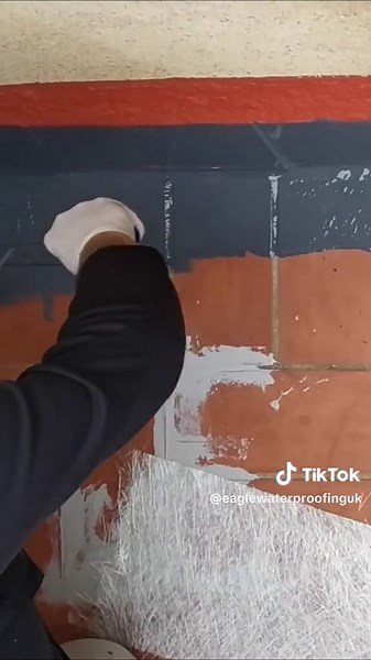 ✅ Complete process of preparing and waterproofing a roof step by step: 🧹 Clean the surface. 🔒 Seal cracks with the #sealant (adhesive & sealant). 💦 We proceed with the wet-on-wet system, where Ultraflex and the fiberglass mesh culminate in a perfect waterproofing. 👌 🛠️ ➡️ The secret lies in the proper application of the product and its quality. At Eagle Waterproofing, we have developed the most advanced high-performance liquid waterproofing products and system on the market 💪 🌐 On the web