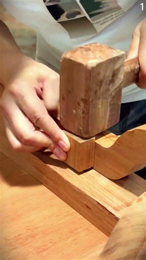 Proses membuat meja kayu dengan sangat kuat menggunakan teknik tradisional #shorts