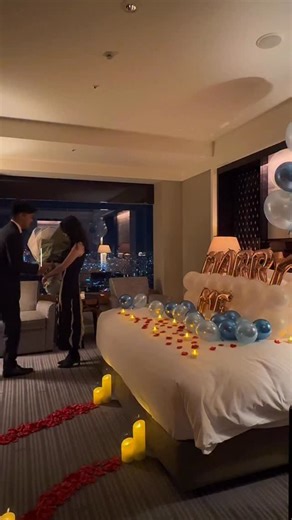 野金将行 | Masayuki Nogane on Instagram: "32歳東大卒起業家、プロポーズの日のリアルすぎる1日を公開しました💍🌹 プライベート、仕事マインド、会社経営のリアルなど発信していきますので是非フォローしてチェックしてください！ 薔薇の花束をお願いしたのは↓ @bearandbloom_f アフターブーケは↓ @kannax87 #婚約 #プロポーズ #アフターブーケ #kannax"