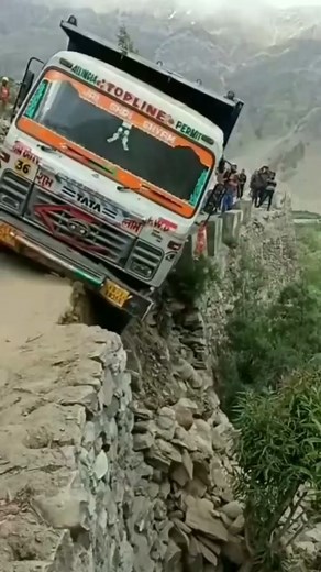 Truck Failure Moment Heavy Equipment Machinery | Giant Machine