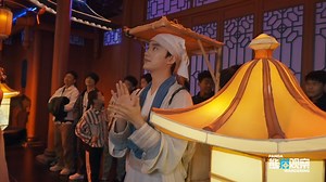 来自俄罗斯的阿琳娜在德阳坐上了“时间机器”，穿梭在盛唐时期和神秘的三星堆古蜀文明之间，一起去看看这趟精彩的时空之旅吧～ Alina from Russia boards a "time machine" in Deyang and travels between the prosperous Tang Dynasty and the mysterious ancient Shu civilization of Sanxingdui! Let's take a look at her fantastic journey through time and space! | Pandaeyes