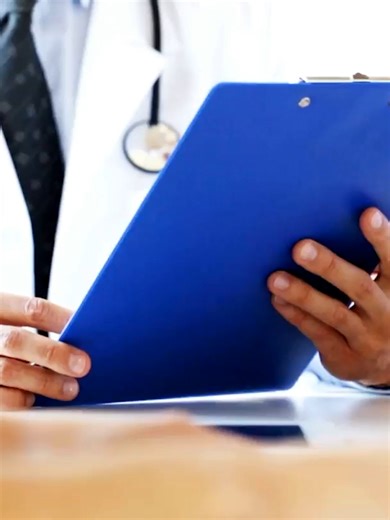 🔹Critical Reading of Scientific Articles in Healthcare Management Critical reading of scientific articles is essential to integrate evidence into clinical practice and healthcare management. This skill allows assessing the validity, relevance, and applicability of studies before using them in decision-making. The process includes an initial filter of the title and abstract, followed by analysis of clinical relevance, and finally an in-depth review of study design, sample, variables, and statist