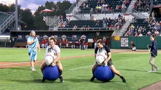 Fans go racing on inflatable horses | 09/15/2023