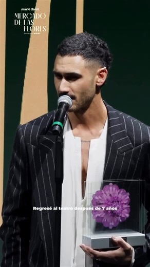 Alejandro Speitzer on Instagram: "Gracias @marieclaire_la por este bello reconocimiento como “actor del año” 🖤"