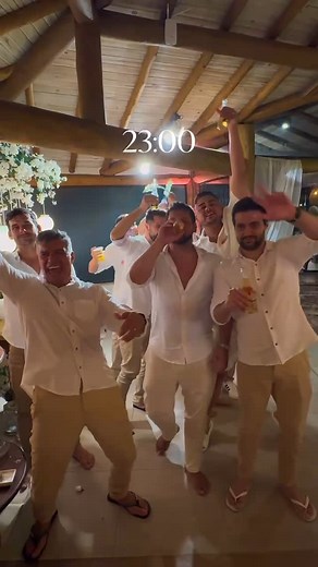 Larissa Baccos on Instagram: "Eu diria que a turma da noiva ganhou 💅 Esse casamento foi pura diversão e amor 🫶 # #casamento #trend #fy #storymaker"