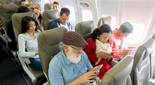 Estos son los riesgos de no poner tu celular en modo avión en un vuelo