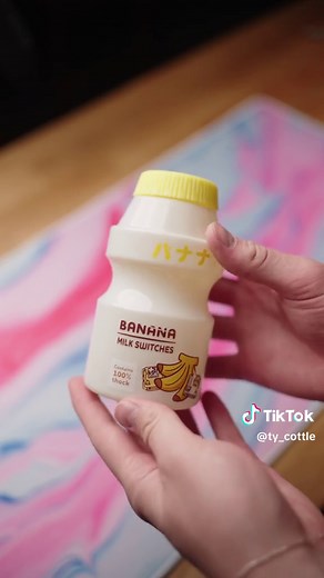 Keyboard with a LCD screen! Zoom75 from Meletrix, Link in bio if you want to pixk one up. #customkeyboard #mechanicalkeyboard #asmr #keyboardasmr