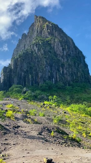 WISATA GUNUNG KELUD Gunung Kelud adalah sebuah gunung berapi di Jawa Timur yg hingga sekarang tergolong aktif, erupsi terakhirnya ditahun 2014 lalu. Secara geografis letak gunung ini berada di perbatasan Kabupaten Kediri, Kabupaten Blitar, dan Kabupaten Malang, namun secara administratif, gunung ini adalah milik Pemerintah Kabupaten Kediri. Gunung yg memiliki ketinggian 1731 Mdpl ini juga memiliki beberapa jalur pendakian setahu aku yaitu Via Tulungrejo Blitar, Via Karangrejo Garum Blitar, dan V