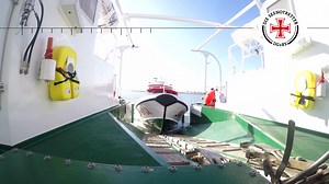 Immer huckepack dabei: das Tochterboot MATHIAS auf dem #Seenotrettungskreuzer ANNELIESE KRAMER der #DGzRS. Es ist für die #Seenotretter unverzichtbar, nicht nur wenn sie #Schiffbrüchige retten müssen. Hier setzen sie es gerade aus und holen es anschließend wieder an Bord. | Die Seenotretter – DGzRS