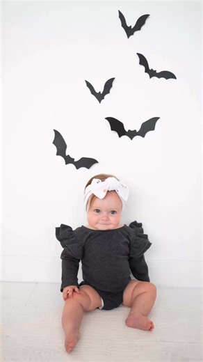 🎃 Halloween bows are here! 👻✨ From spooky spiders to sweet trick-or-treat prints, plus cozy fall textures in orange black — these top knot bows are must-haves for your little one’s first fall 🍂 ✅ Newborn baby sizing ✅ Soft stretchy for all-day comfort ✅ Perfect for pumpkin patch photos Halloween outfits Grab your set before they sell out ➝ www.harperandremi.com ⸻ #HalloweenBaby #FallBabyStyle #OctoberDueDate #BabyGirlHeadbands #NewbornAnnouncement #PumpkinPatchPhotos #BabyShowerGift #HarperAn