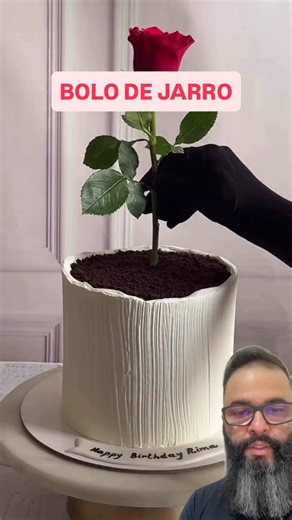 Abel Filho | Dicas Tech on Instagram: "BOLO JARRO DE PLANTA: A DECORAÇÃO MAIS CRIATIVA QUE VOCÊ JÁ VIU! 🏺🌹✨ Olha que ideia genial para transformar um bolo simples em uma verdadeira obra de arte! Com uma técnica de decoração realista, você cria a ilusão de um jarro de flores usando ingredientes que você já tem na cozinha. Como fazer: Cubra o seu bolo com raspas de chocolate ou farelo de bolo de chocolate para simular a aparência de terra fresca. Escolha flores lindas para decorar o topo. Dica d