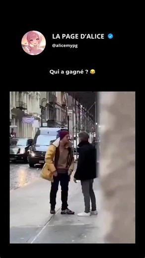 La page d’Alice on Instagram: "La vidéo capture deux hommes en vestes jaunes dans une rue pluvieuse de Manhattan, exécutant un « duel » théâtral exagéré avec des gestes et des poses dramatiques qui imitent un combat amical ou une bataille de danse, se terminant sans résolution claire. , connu pour partager des clips absurdes et hors contexte du comportement humain, il invite le spectateur à juger « qui a gagné », suscitant 65 réponses allant de soutiens spécifiques (par exemple, « le gars en ves
