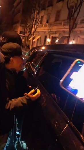 BELLIGHAM y su NOVIA con AFICIONADOS a la salida de un RESTAURANTE de MADRID