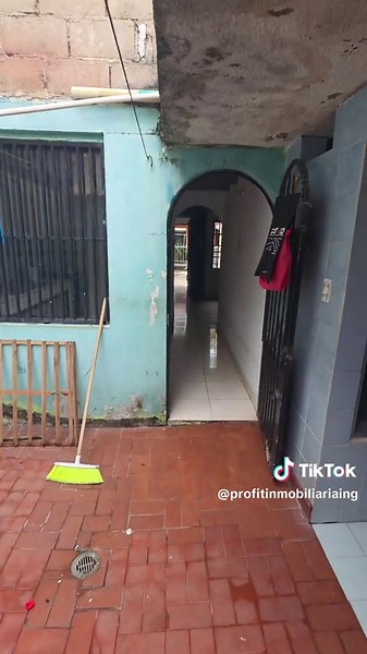 Venta de casa en el barrio chicala sobre via peatonal. Tiene dos bahias de parqueo al lado para varios vehiculos. 📍 Barrio chicala al norte de la ciudad de neiva. Cerca de Tienda D1,Ara,Cinco menos y Maxipan nueva sede chicala. Casa de dos pisos con area para ampliacion sin afectacion de estructura existente. ✅️ Cuenta con 4.60mt de frente x 13 mt de fondo en escrituras aparece Area lote de 63m2 ✅️ Area construida de 83 m2 ✅️ Casa enrejada con antejardin de 1.92mt con 4.50mt de frente. Primer P