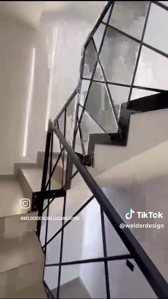 Questo tipo di scala si integra perfettamente in ambienti moderni, industriali o minimalisti, diventando un punto focale architettonico dell'abitazione. Officina Welder Design 🏡 Via Melpignano 72, Cursi. 📍 Donnoluciano@gmail.com 📧 In direct 📩 328 554 6678 📲 #welderdesign #handmade #saldatoreperpassione #ideescala#stilemoderno #finituranero #architettura #ingegnere #designelegante #liberainterpretazione💭 🧱🔨⚒️🪓