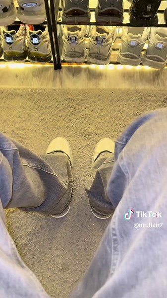 Stylish Outfit Inspiration Featuring Flared Jeans