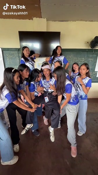 Humss A girls entry (incomplete) #trend #fyp #budotsdancechallenge #trendingvideo #budotsdance #bisaya