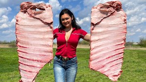 Closer to the bone – sweeter meat! Juicy Beef Ribs in the furnace The closer to the bone, the sweeter the meat! Gourmets here? Here's a whole video for you, where I cook juicy beef ribs in the oven. It's worth a try, honestly! Help yourself! ❤️ #food #ribs #beef | Victoria in the kitchen