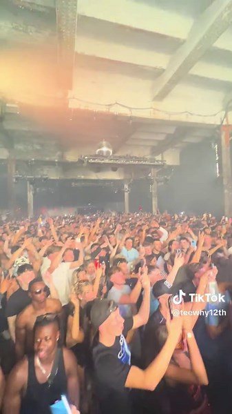 Alisha's Stunning Concourse Roof Removal at Paradise