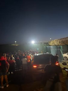⛓️ #Martinique : *Une mobilisation en soutien à Rodrigue Petitot, le R, a eu lieu devant le centre pénitentiaire de Ducos, ce dimanche 8 décembre 2024.* 🪧 Les personnes présentes demandaient la libération du président du RPPRAC. [Resca] @resca_mqgp | Mada 972 News