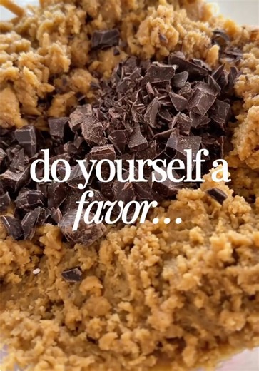 One of the quickest ways to level up your basic chocolate chip cookies 👇 Use chopped chocolate instead of (or with) chocolate chips. Chocolate chips are made to hold their shape. Chopped chocolate is made to melt, puddle, and level things up! Those uneven chunks create gooey pockets, glossy streaks, and that bakery-style texture we all love. One small swap that makes a big cookie difference. Try it out with my soft and chewy chocolate chips cookies or my brown butter chocolate chip cookies - co