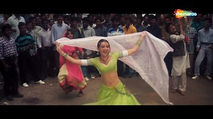 10M views · 134K reactions | Karishma Kapoor replaced Juhi Chawla in the film Jaanwar! Akshay Kumar's look was based on Greek composer Yanni here! Enjoy this lovely song from the film! | Filmi Gaane | Facebook