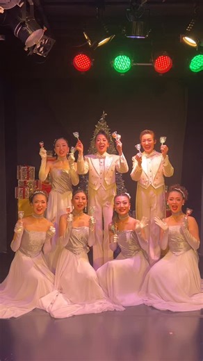 東京レビュー | 東京レビュー2025 Christmas Revueshow ー若手公演ー 無事に終演いたしました！ 会場に足を運んでくださったお客様、温かいご声援本当にありがとうございました！ 心より御礼申し上げます🙇🏻‍♀️🎁... | Instagram