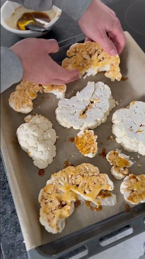 Blumenkohl-Schnitzel mit Käse überbacken aus dem Backofen - mit Panad￼e #keto #vegetarisch