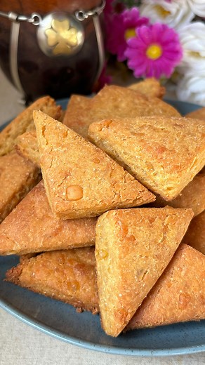 Vanina Minniti on Instagram: "Scones de garbanzos y queso ✔️Garbanzos cocidos 200 g (una taza) ✔️Harina 150g (mitad de garbanzos, mitad blanca).Una taza + 1⁄4 de otra. ✔️Queso rallado 100 g (1⁄2 taza) ✔️Pimentón dulce una cdita ✔️Aceite 50cc (3⁄4 de pocillo de café) ✔️Sal una cda ✔️Leche o agua 4 cdas ✔️Polvo hornear una cda ✔️Hornear 20 a 25 minutos aprox."