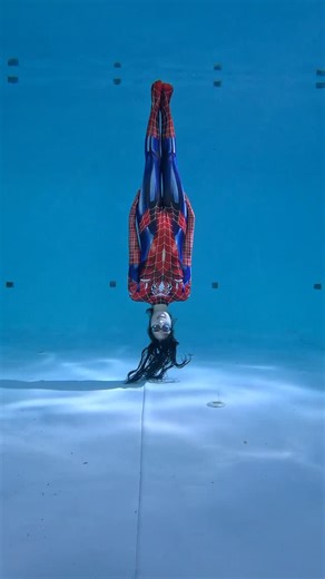 Silvia Solymosyová on Instagram: "Underwater Handstand Without Using Arms 🤸🏻‍♀️ Dancing upside down in the water? You need to perfect this skill to master control and balance! Whether you’re an underwater dancer, artistic swimmer, or underwater performer, being able to hold inverted positions is key to making those gravity-defying moves look effortless. 🌊 But here’s the thing: to really nail this, you’ve got to practice your balance, core strength, and flexibility on land first. Yoga and gymn