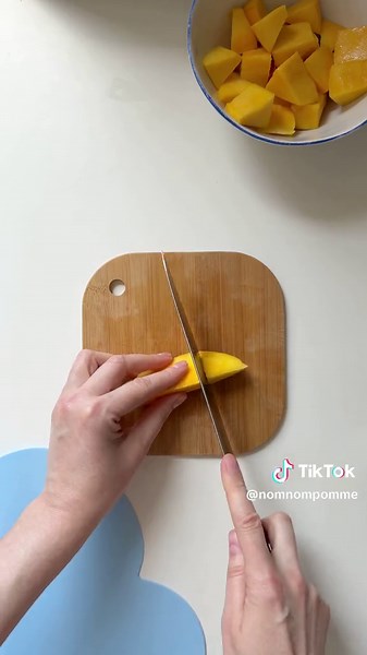 How to cut mango easily. #howtocutamango #mealprep #EasyRecipe #Foodtok #fruitsalad #exoticfruit #fruitsurgery #healthysnacks #snackideas