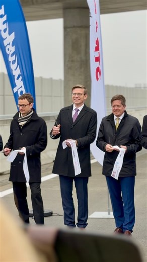 Je tu dopravní bomba - po 58 letech se podařilo dokončit dálnici D1! 🛣️✅ Zprovoznili jsme část dálnice D1 - obchvat Přerova, který zásadně uleví obyvatelům města od těžké tranzitní dopravy a zároveň usnadní cestování všem, kdo jezdí mezi Prahou, Brnem a Ostravou. Znamená to nejen úsporu času, ale také méně stresu, plynulejší a bezpečnější dopravu. Dokončení tohoto úseku je dalším klíčovým krokem k hotové české dálniční síti. A také k silnější ekonomice, větší přitažlivosti pro investory a lepší