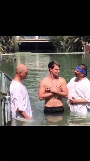 Vandag sien ek jou so in my gees…Ons het al soveel oomblikke in tyd gedeel. Van dit wat ek vergeet het het jy onthou. Grootword was nie maklik nie, maar kyk waar is ons nou. Ek is dankbaar vir al die tye… die moeilikes, die donker, die lig… die kuikens grootmaak en buite vergeet in die koue. Die dakke wat jy my oorreed het om te klim omdat jy onthou het ek het hoogtevrees en ek vergeet het tot ek bo was. Die karretjies speel buite op die stoep tot laat in die aand. Die briefies wat ek geskryf he