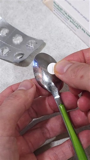 A Pharmacist’s Simple Trick to Split Pills Cleanly! #LifeHacks #HealthTips #Shorts