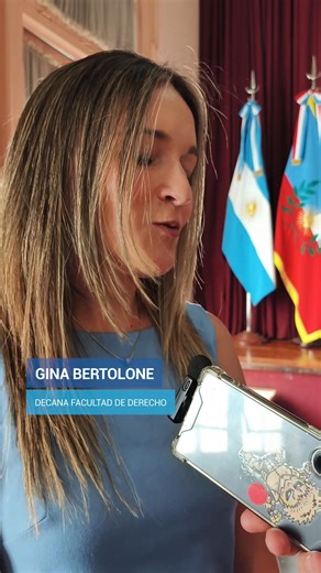 En un clima de gran emoción y orgullo institucional, la Facultad de Derecho de la UNCA llevó adelante su colación de grado en el Aula Magna, donde recibieron sus títulos los nuevos profesionales del Ciclo de Complementación de Notariado, la Licenciatura en Seguridad y la Licenciatura en Criminalística. El acto fue presidido por el rector, Ing. Oscar Arellano, acompañado por el vicerrector, Ing. Carlos Savio, y la decana de la Facultad de Derecho, Dra. Gina Bertolone, quienes realizaron la entreg