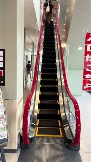 ヤオコーロッテスクエアの新しいエスカレーター