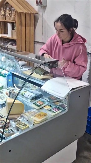 🎥 SOBOTA NA BAZARZE STARGARD – ZDROWIE, KTÓRE SIĘ Czuje ❤️ Dziś na bazarku nie robimy „zakupów”. Dziś robimy wybory. Dla zdrowia. Dla siebie. Dla bliskich. Bo Bazar Stargard to nie jest miejsce z etykietą „eko”. To miejsce z prawdą w składzie. Ryby, chleby, sery, miody, kawa, konopie, warzywa, oliwy. Prosto. Lokalnie. Uczciwie. Tak, jak kiedyś kupowali nasi dziadkowie. Tak, jak chcemy kupować dla naszych dzieci. A skoro przed nami Dzień Babci i Dziadka – to nie ma lepszego momentu, żeby wrócić 