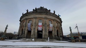 Ein Spaziergang auf der Museumsinsel im Schnee ist einfach magisch – die historischen Gebäude werden zum winterlichen Hingucker! ❄️🏛️ // Taking a walk on Museum Island in the snow is pure magic – the historic buildings become a wintery eye-catcher! ❄️🏛️ Bode-Museum © Staatliche Museen zu Berlin | Bode-Museum