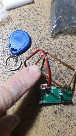 modulo lettore RFID RDM6300 da 125 kHz con un'antenna a bobina esterna