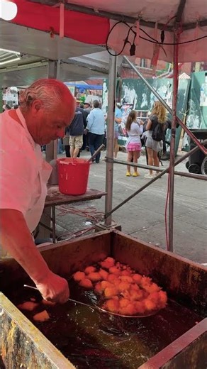 The ICONIC Zeppole of Little Italy 🇮🇹🔥 San Gennaro NYC!