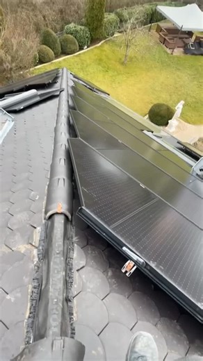 stromwerker on Instagram: "Mal eine etwas besondere PV Anlage, Dreieckige PV Module um das Maximum an Dachfläche auszunutzen. Schonmal gesehen? Umsetzung: @sw_pv_gmbh #pv #solar #electrician #elektriker #handwerk #handmade #handwerkrockt #sma #bauen #milwaukee #bosch #tools #schletter"